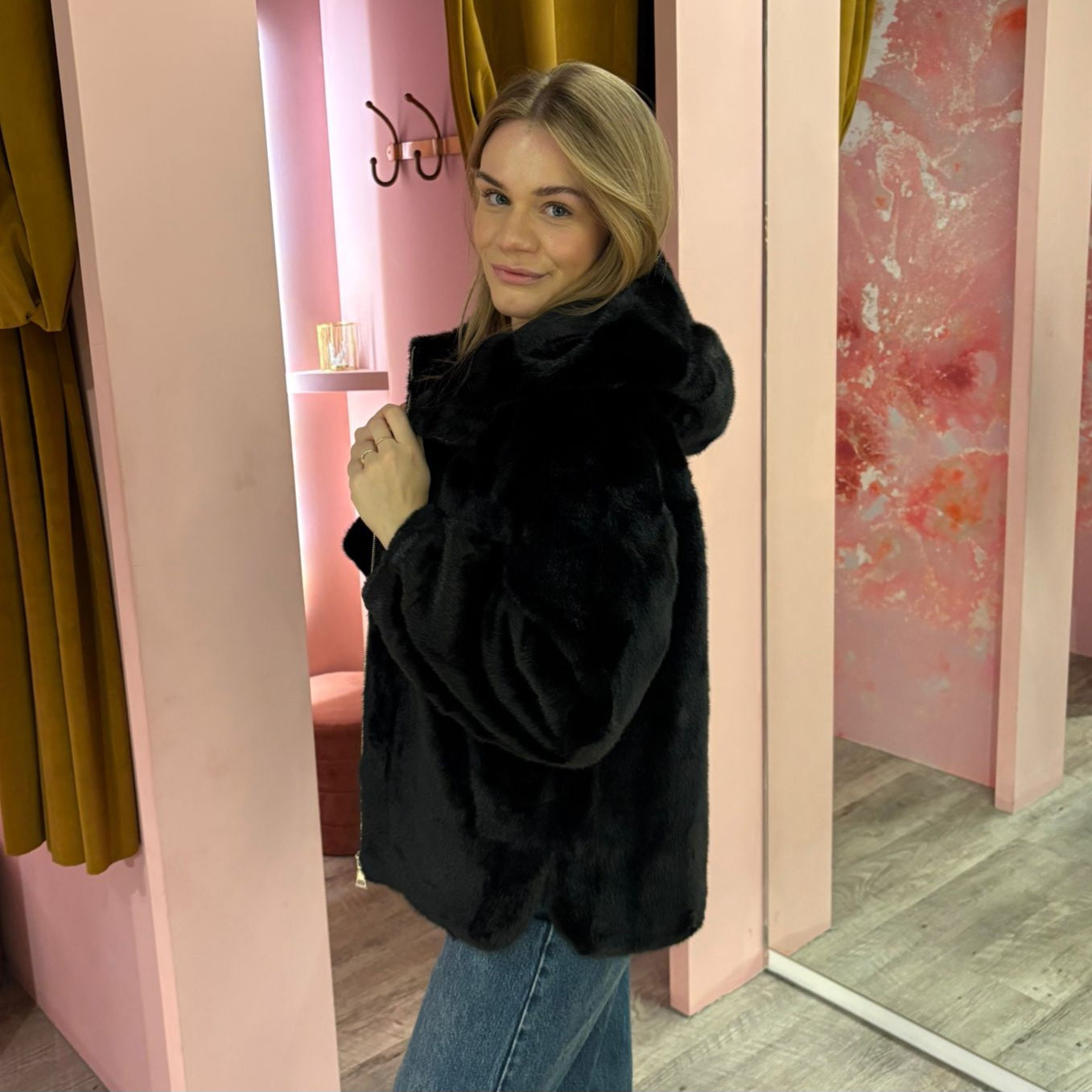 Fake fur capuchon 250125 Zwart