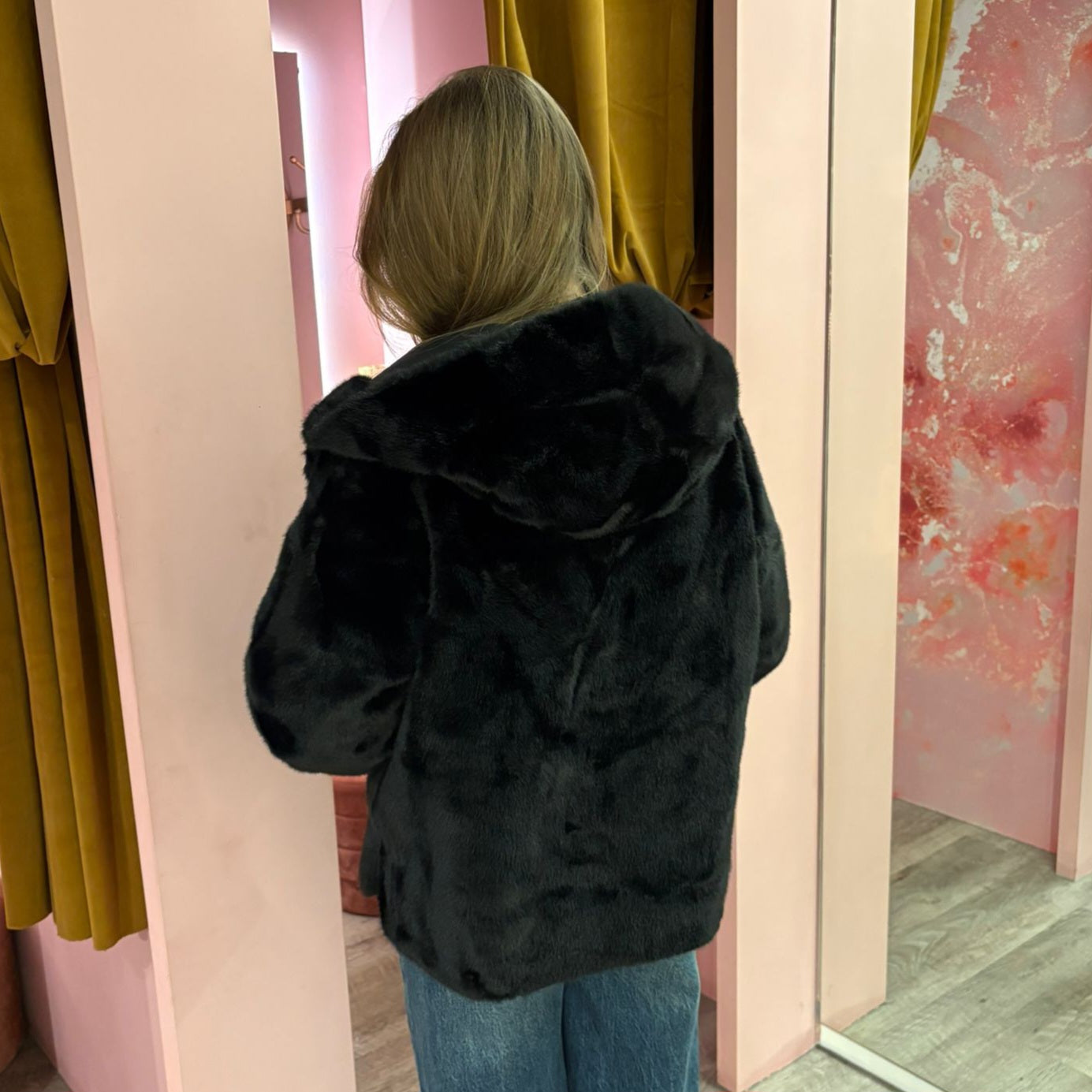 Fake fur capuchon 250125 Zwart